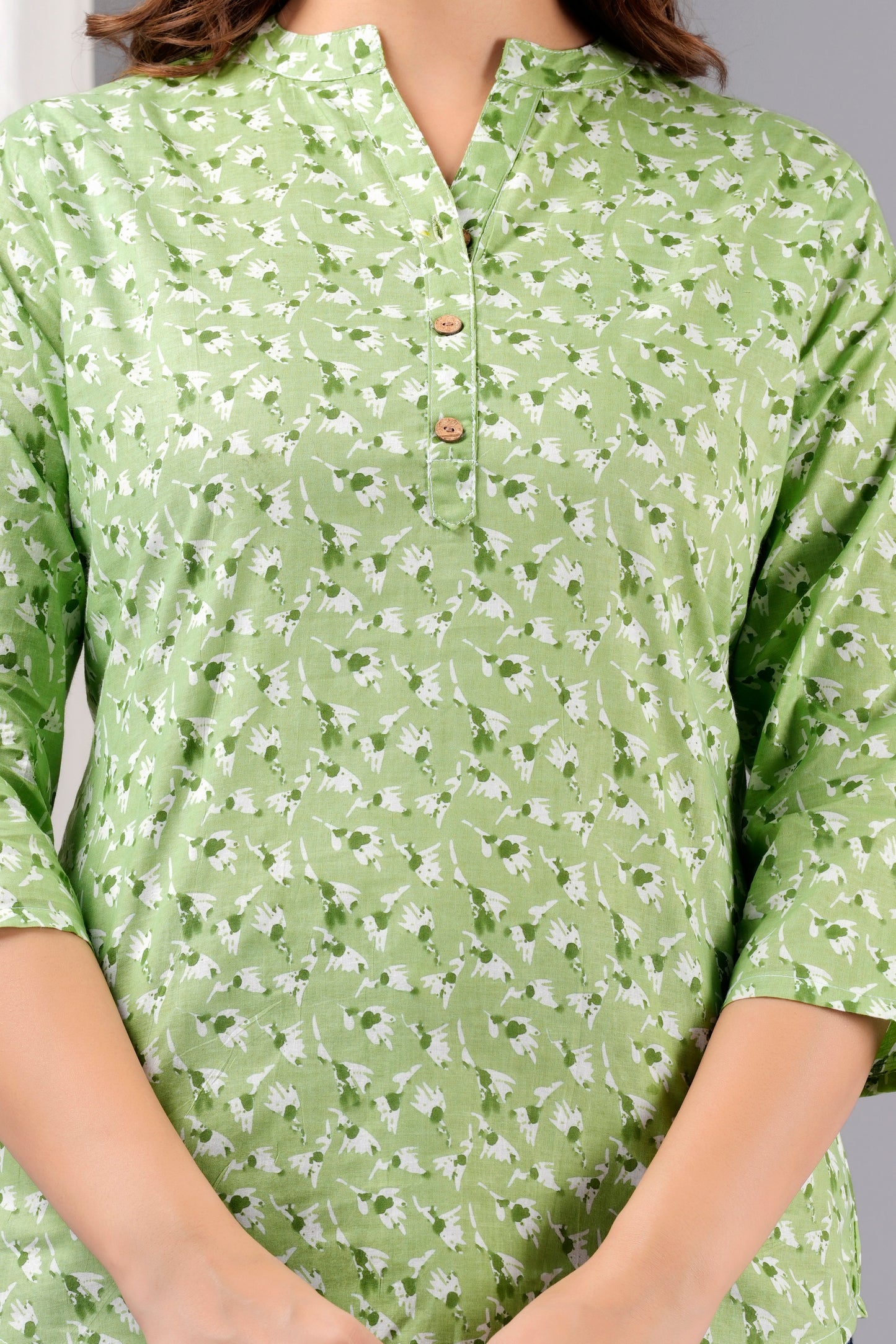 Zesty Geometrical Printed 3/4 Sleeve Ladies Cotton Green Top for Women